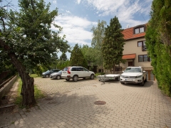 Enclosed parking place